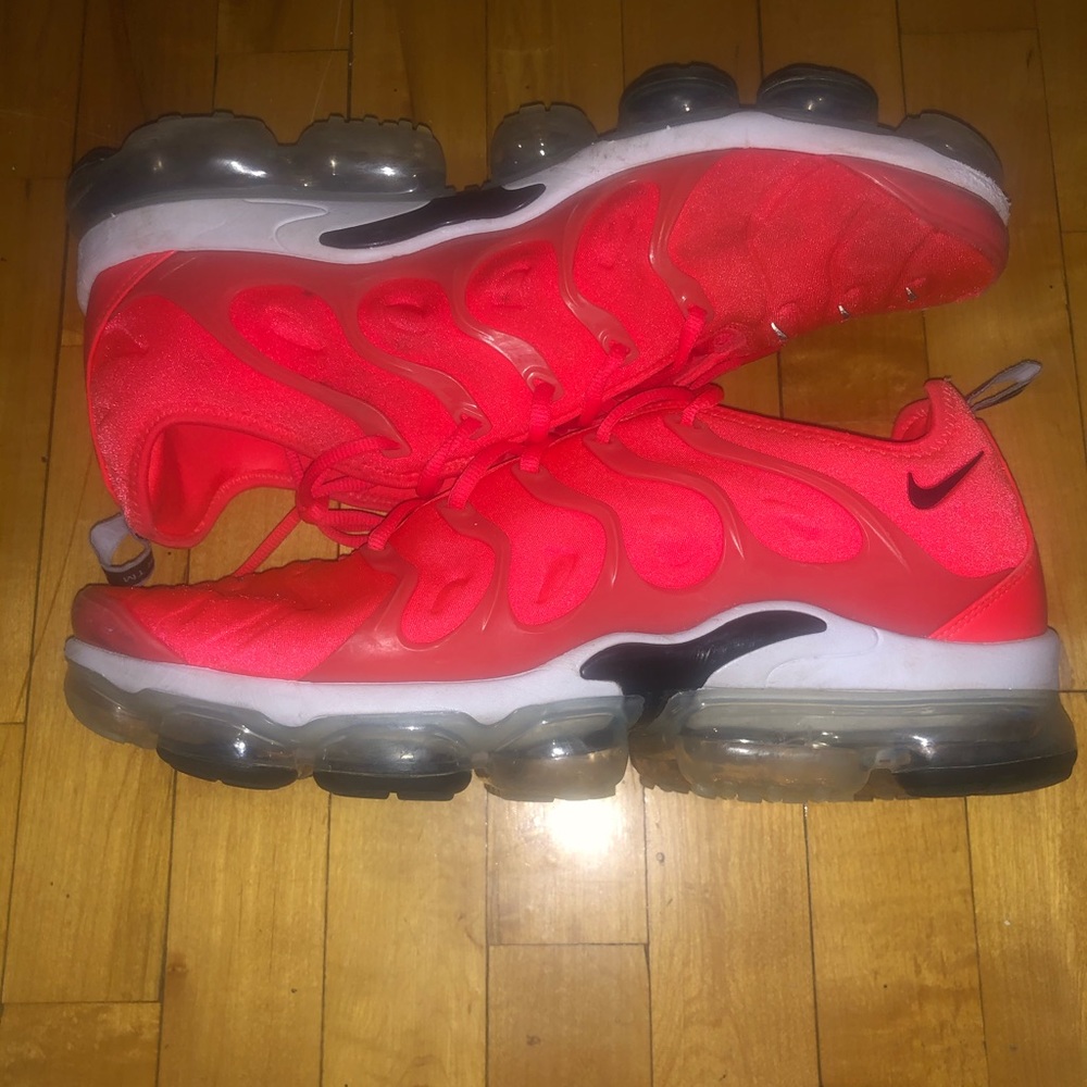 Nike Vapormax plus “bright crimson”